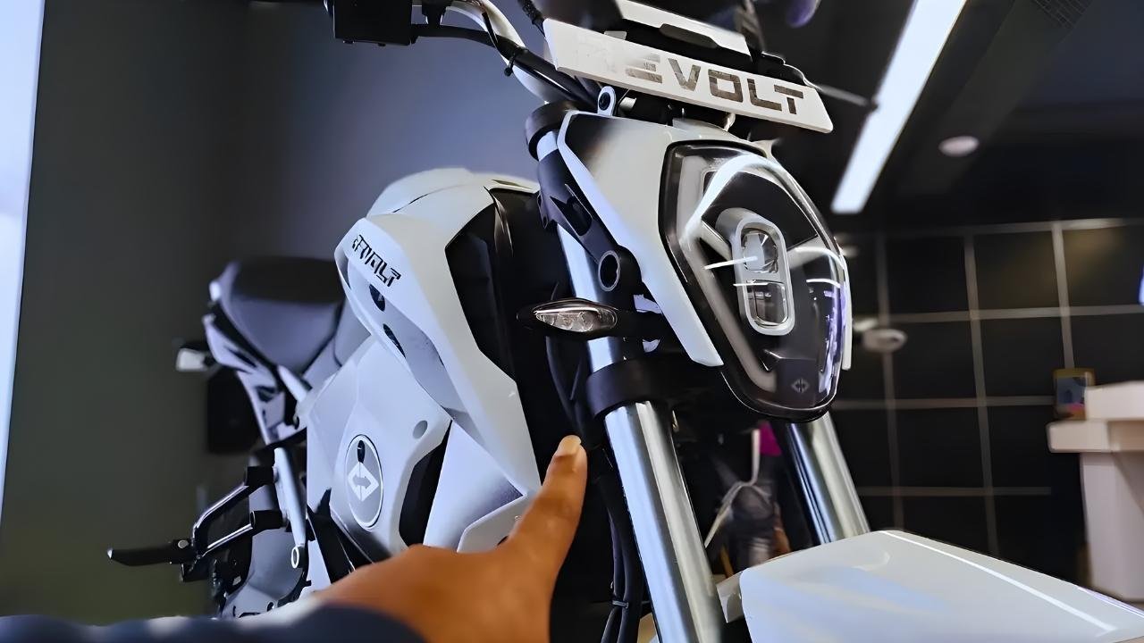 Revolt RV400 EV Bike Unveils with 150 km Range, Check Price and Battery Details