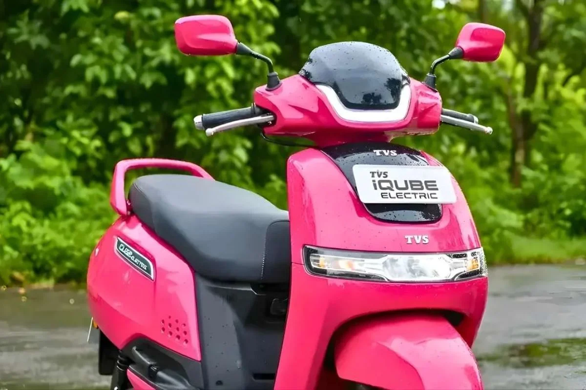 TVS iQube EV 2026: गरीबों के बजट मे लॉन्च हुआ India की Top Electric Scooter! जो बेहतरीन  Range और Smart Features के साथ देखने को मिलेगा