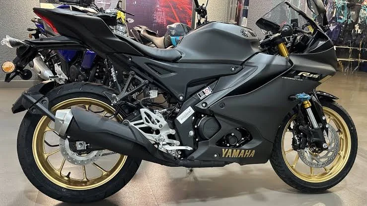 सड़कों पर Superbike का खौफ! Yamaha R15 ने 155cc Engine के साथ मचाया बवाल, जानें Price और Features